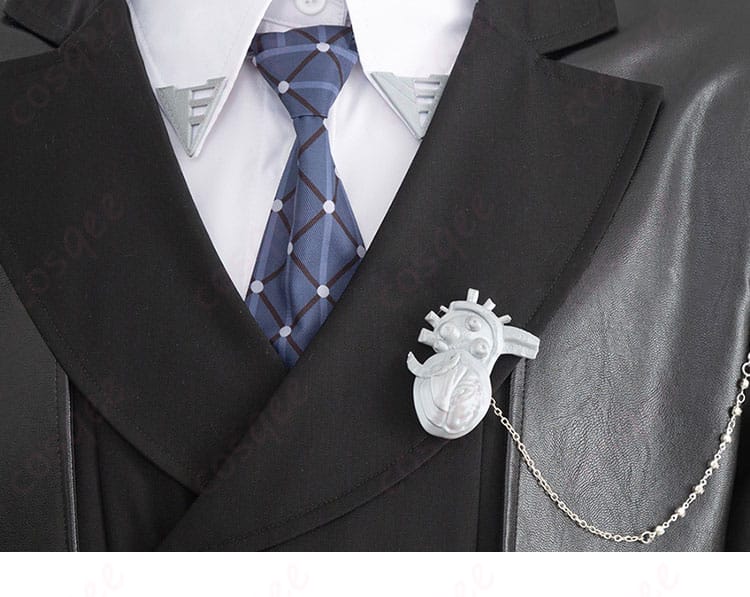 上衣の装飾や刺繍のディテールが見える画像。洗練されたデザインが感じられます。