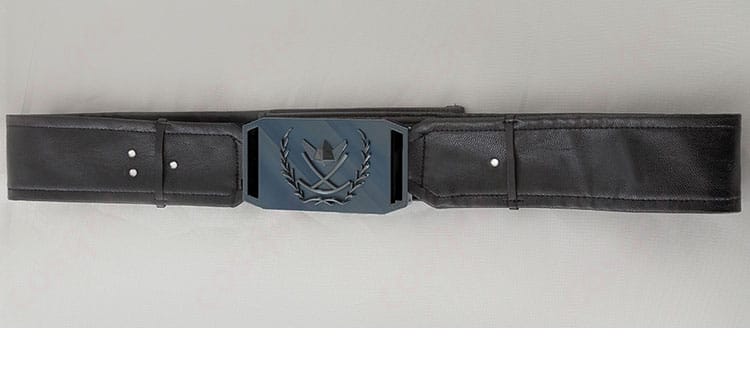 パンツのウエスト部分と装飾のディテールが見える画像。細部にこだわりが見えます。