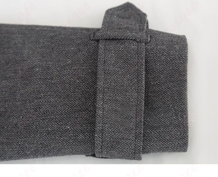 シャツの襟部分の装飾が強調された画像。細かなデザインが見えます。