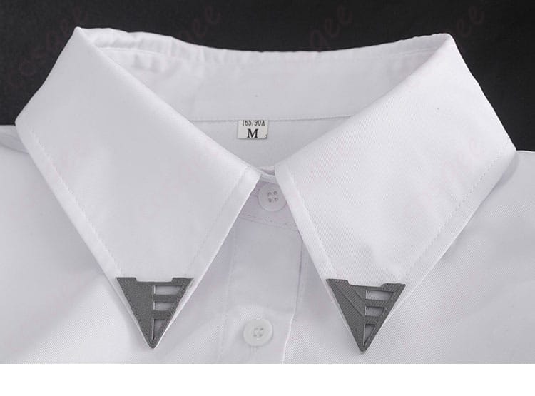 衣装のウエスト部分に施された装飾のディテールがわかる画像。