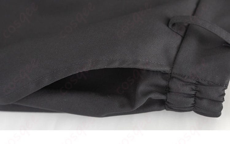 袖口部分のデザインや装飾のディテールが見える画像。シンプルで上品なデザイン。