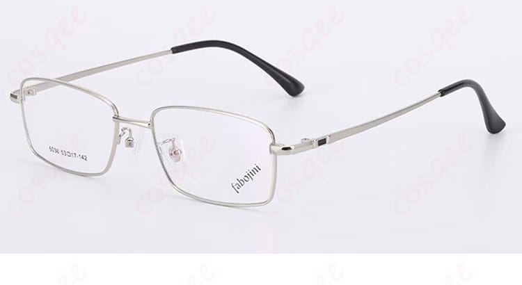 ネクタイ部分の装飾やディテールがわかる画像。細かなデザインに注目です。