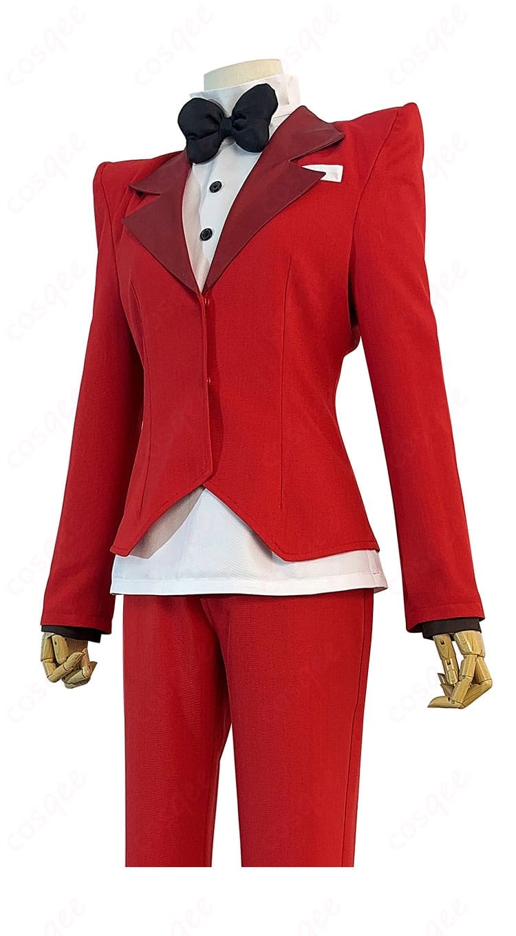 服の上衣の装飾ディテール。蝶ネクタイ、刺繍、ボタンのディテールが際立つ。