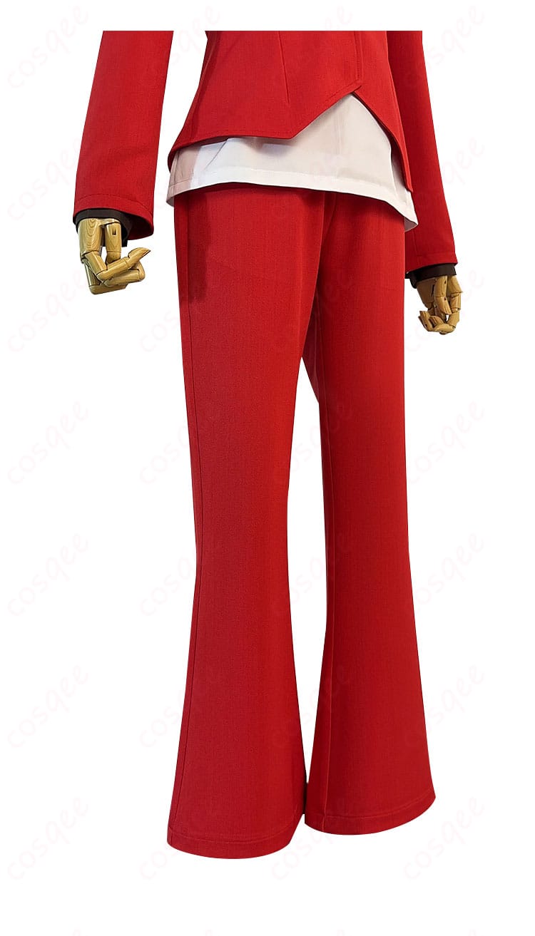 服のパンツのディテール。高品質な素材とぴったりフィットのデザインが特徴。