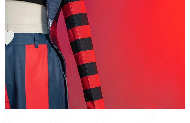 左腕の装飾の詳細画像。ヴェルヴェットキャラクター衣装の左腕の魅力的なディテール。