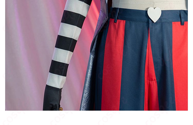 右腕の装飾の詳細画像。ヴェルヴェットコスプレ衣装の精緻な腕のデザイン。