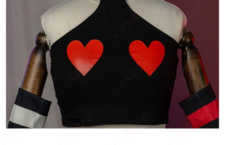 内側の正面に赤いハートの装飾が施された画像。ヴェルヴェット衣装のユニークな装飾部分。