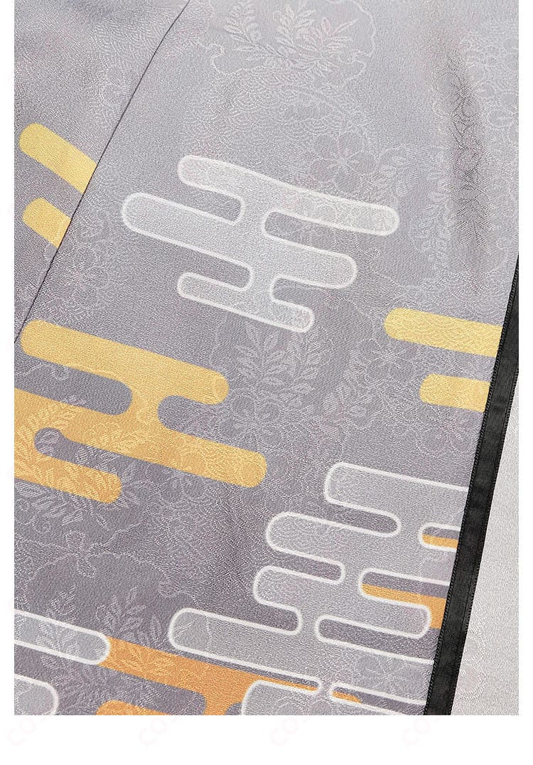 外套の裾部分、繊細な装飾で全体のスタイルを引き立てる。