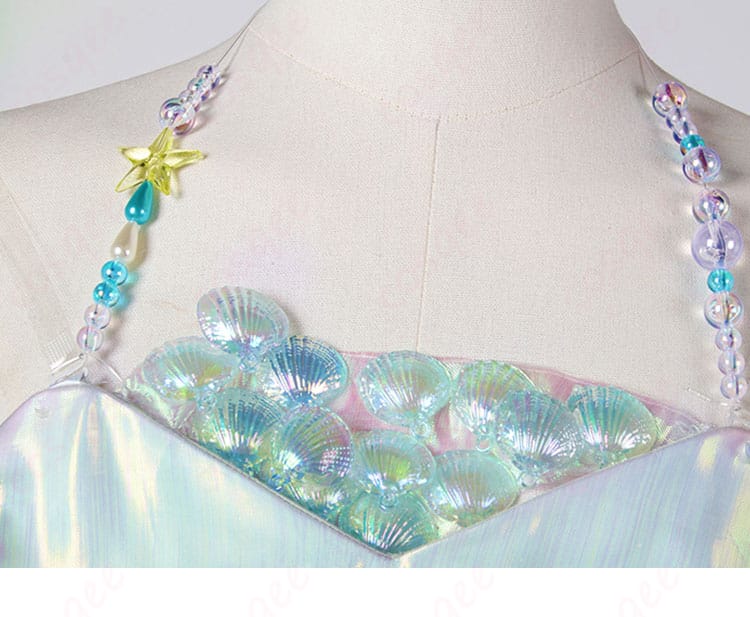 服装の襟口の貝殻装飾細節圖。襟の貝殻装飾がアップで映し出され、細部まで再現されたデザインが目を引きます。