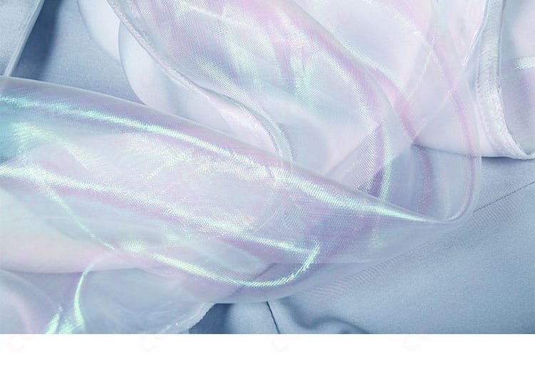 服装のディテール。コスプレ衣装の細部(刺繍やデザイン)が強調され、キャラクターの特徴的な要素がよく見えます。