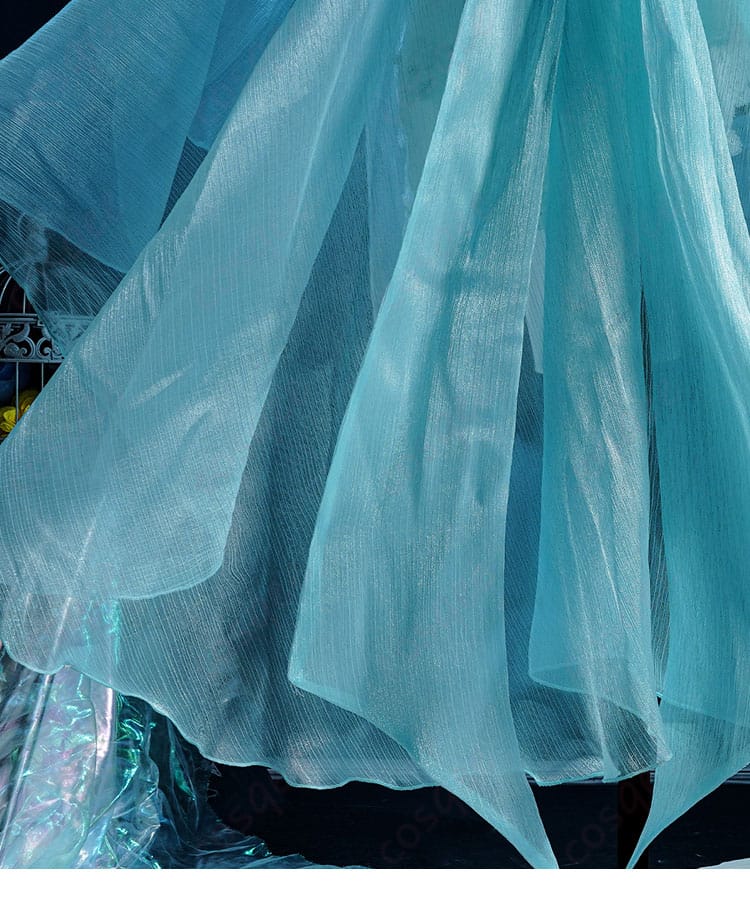 衣装スカート背面の装飾が優雅にデザインされたディテール。