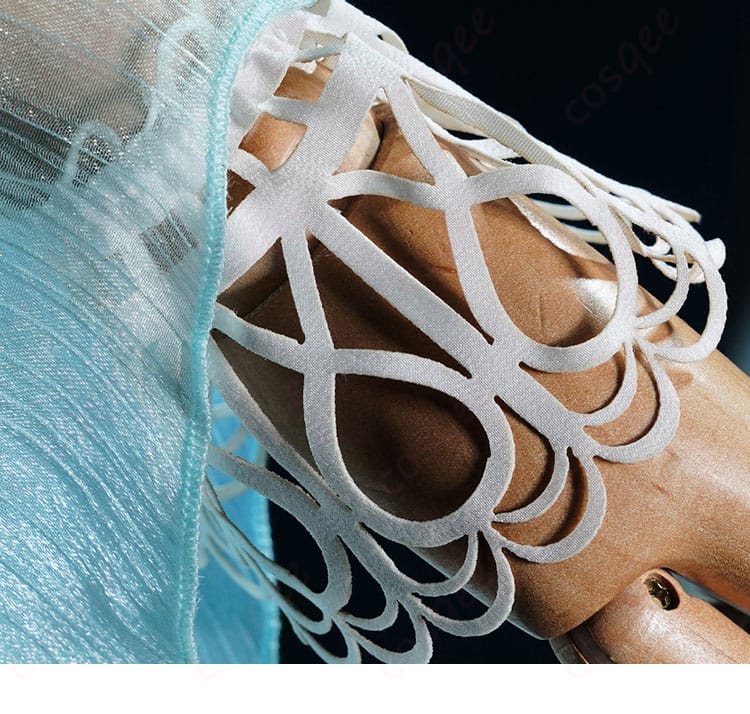 島主 L.L. コスプレ衣装の腕飾りの細部。細かいディテールが魅力。