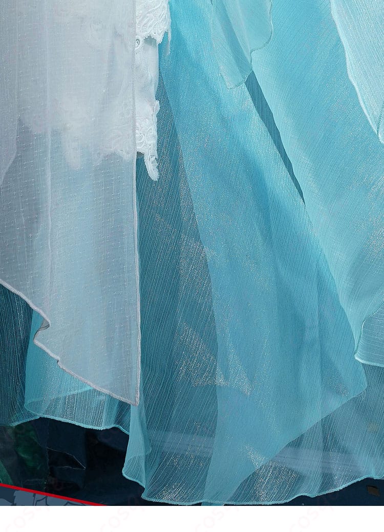 衣装のスカート裾に施された高貴な装飾。細部にまでこだわったデザイン。