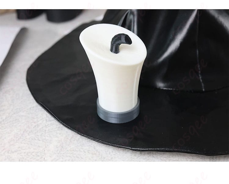 探鉱者コスプレ衣装の帽子アクセサリー部分の装飾細部。小道具のこだわりを強調。