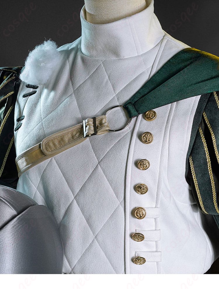 騎士の前胸部分の装飾ディテール。細かい刺繍と金属のディテールが特徴的です。