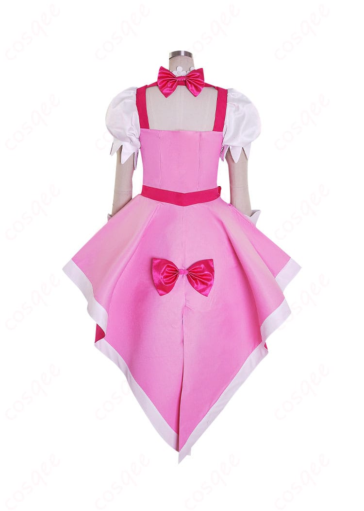 キュアフローラのコスプレ衣装の背面ビュー。背中のデザインも美しく、キャラクターを忠実に再現しています。