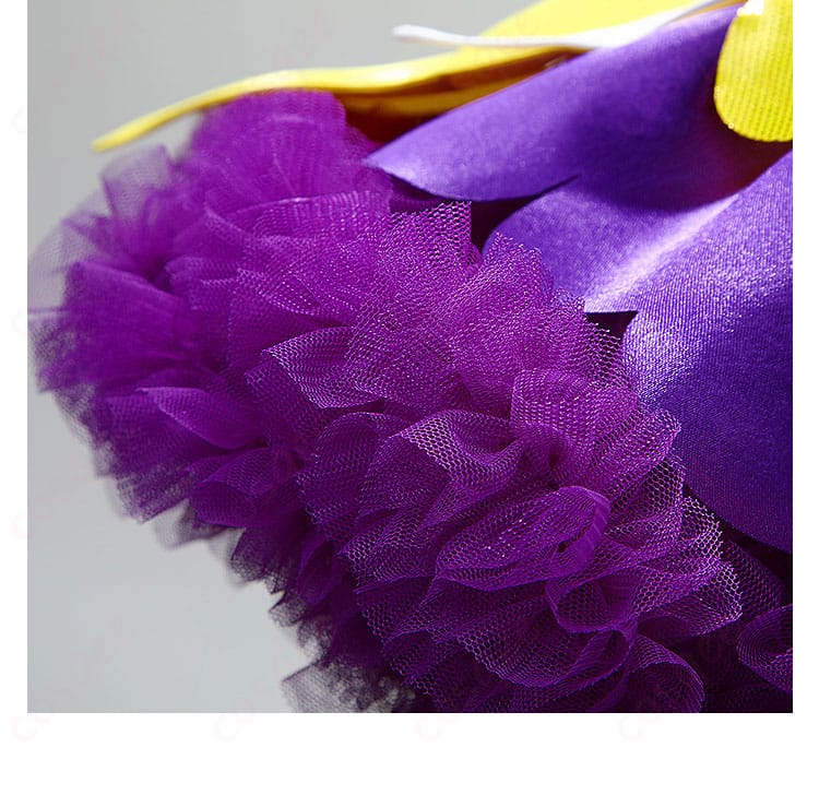 輝くスカートの裾のディテール、プリンセスのような華やかさ