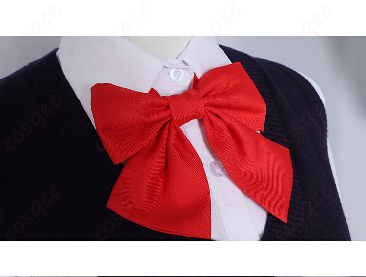 赤い蝶ネクタイ装飾の細部画像。天乃リリサの制服コスプレにぴったりな華やかなアクセサリーです。