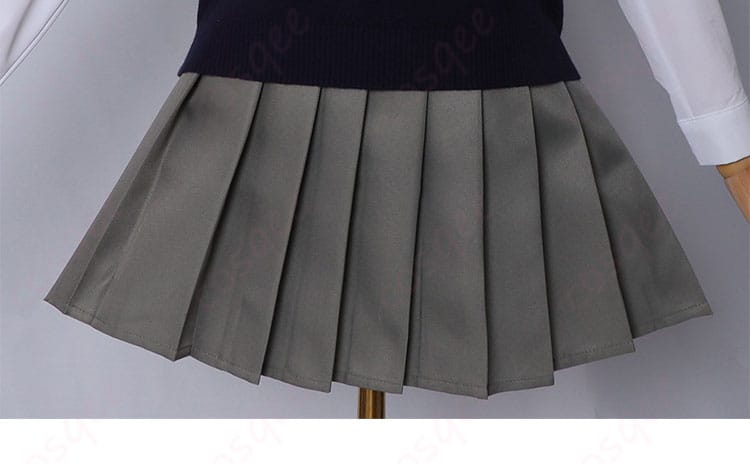 スカートの装飾ディテール。動きやすさとデザインを重視したスカート部分の細かい部分を確認できます。