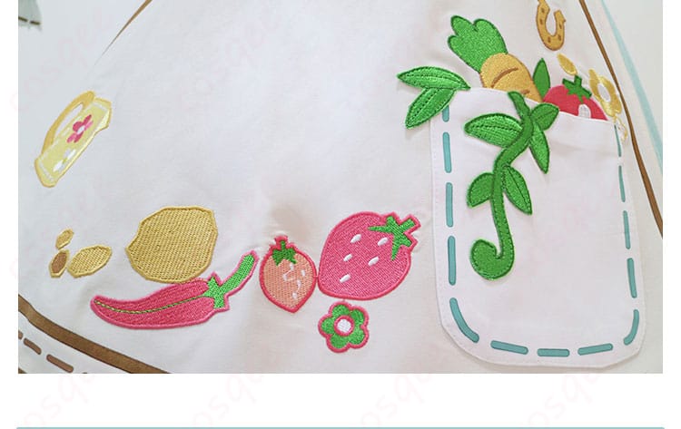 エプロンの野菜装飾の詳細画像 - エプロンに施された可愛らしい野菜装飾のアップ。