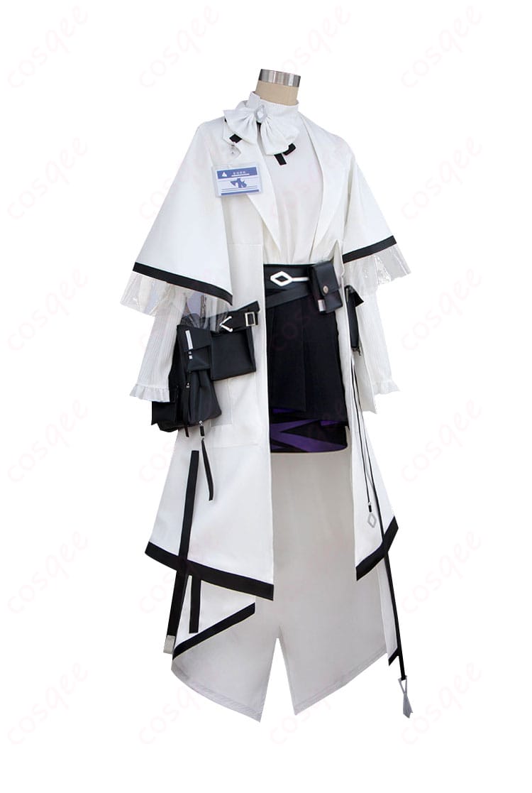 アークナイツ プリースティス コスプレ衣装 右側の角度から見た画像。細部まで忠実に再現された衣装。