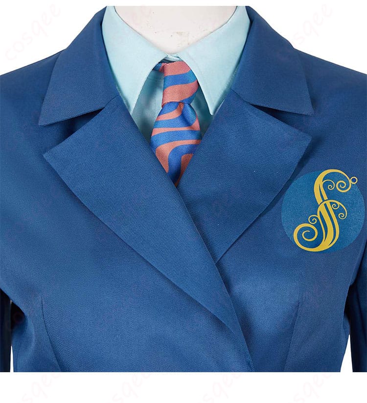 ウィキッド シズ大学制服の衣領とネクタイの装飾細部。アクセサリーのディテールまで忠実に再現。