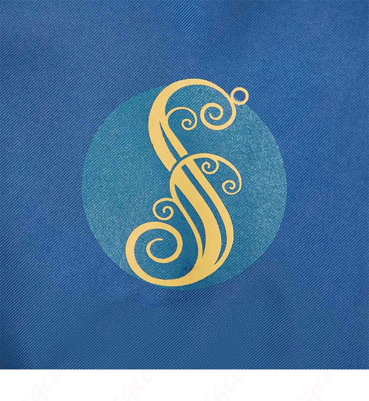 シズ大学制服コスプレ衣装の前胸に施されたロゴ装飾。作品のアイコニックなデザインが特徴。