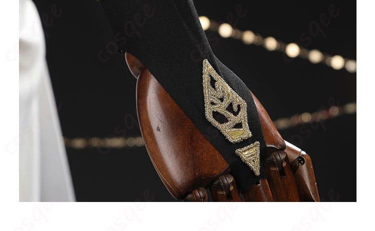 手袋装飾細部。手袋部分のディテールをアップで確認。