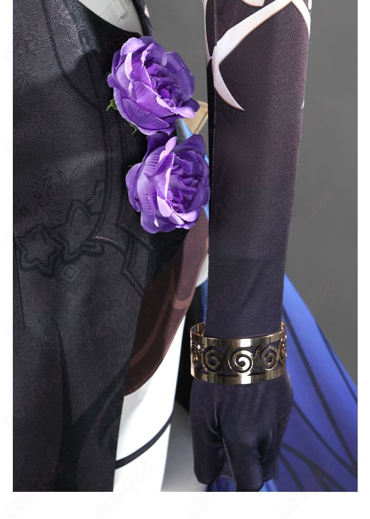 腕と腰の装飾。キャラクターにぴったりの華やかさ。