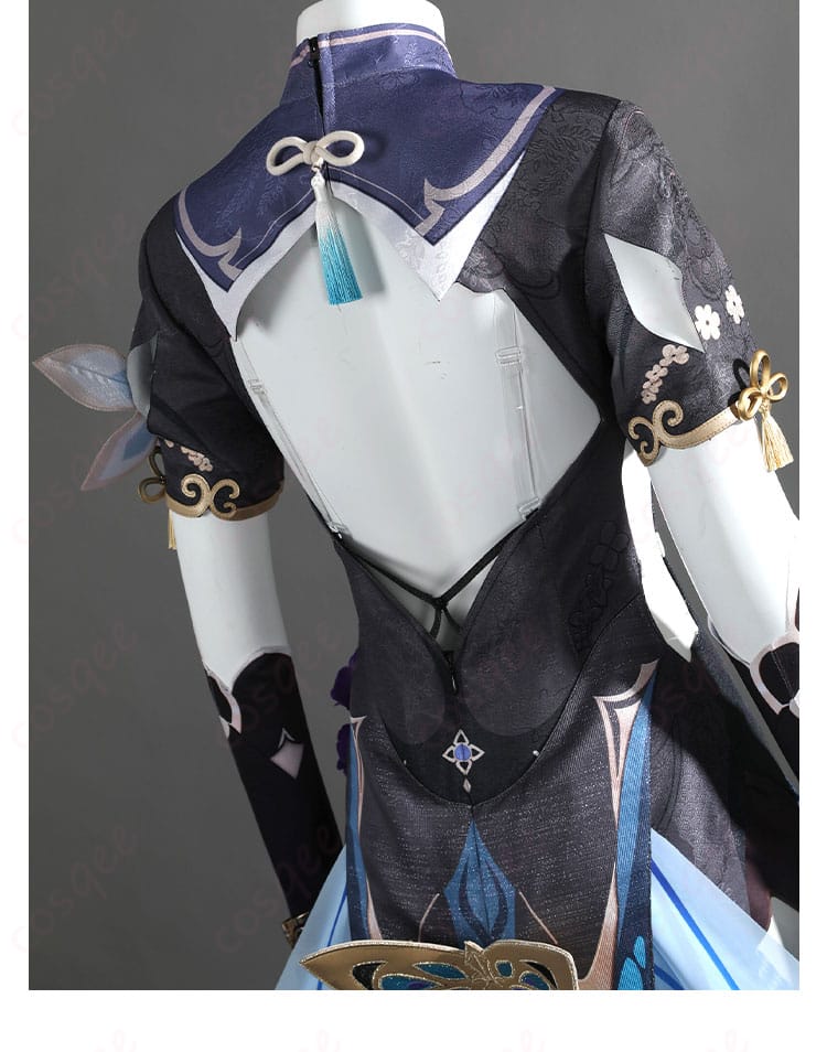 服の背面部分の装飾の詳細。デザインの再現度が非常に高いです。