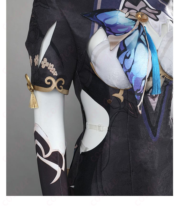 右袖と衣襟部分の装飾細部。華やかなデザインが特徴的です。