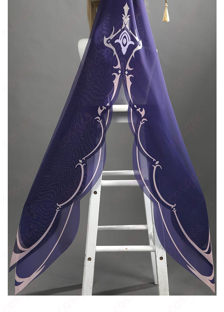 蝶型のスカート裾装飾が特徴的なデザイン。