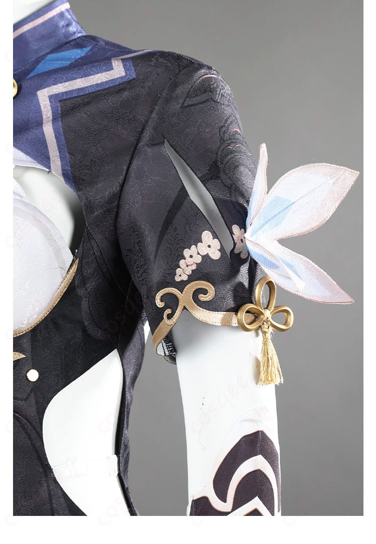 左袖と衣肩の装飾細部。細部までこだわり抜いたデザイン。