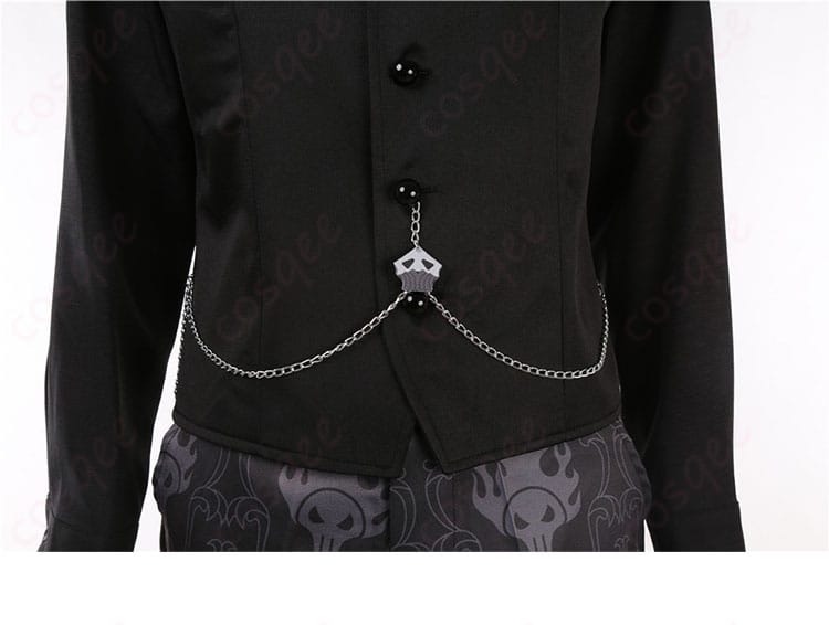 腰のチェーン装飾の細部。個性的で美しい装飾が衣装のポイント。