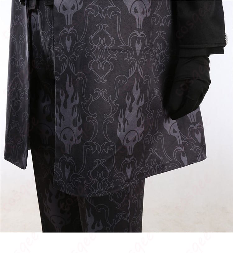 衣裾部分の装飾細部。シャープなラインで仕上げられた衣装の一部。