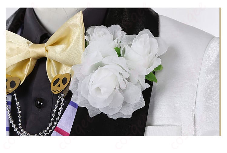 エペル・フェルミエのコスプレ衣装の襟元の花飾り、華やかで高級感あるディテール