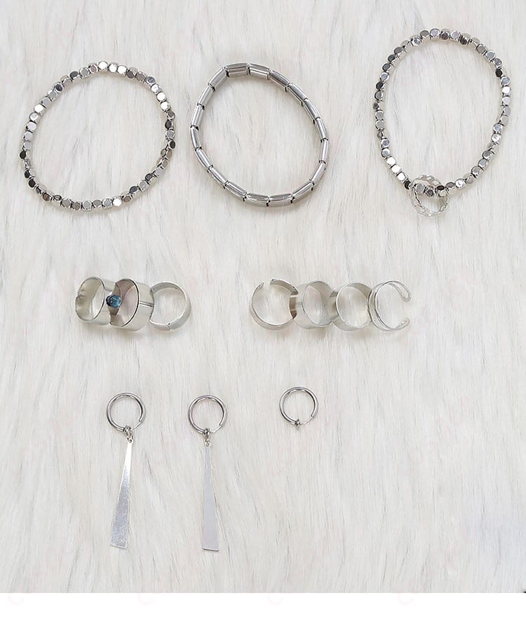 ジュエリー、ブレスレット、指輪、イヤリングのディテール、蓮巳敬人 ドミナント衣装