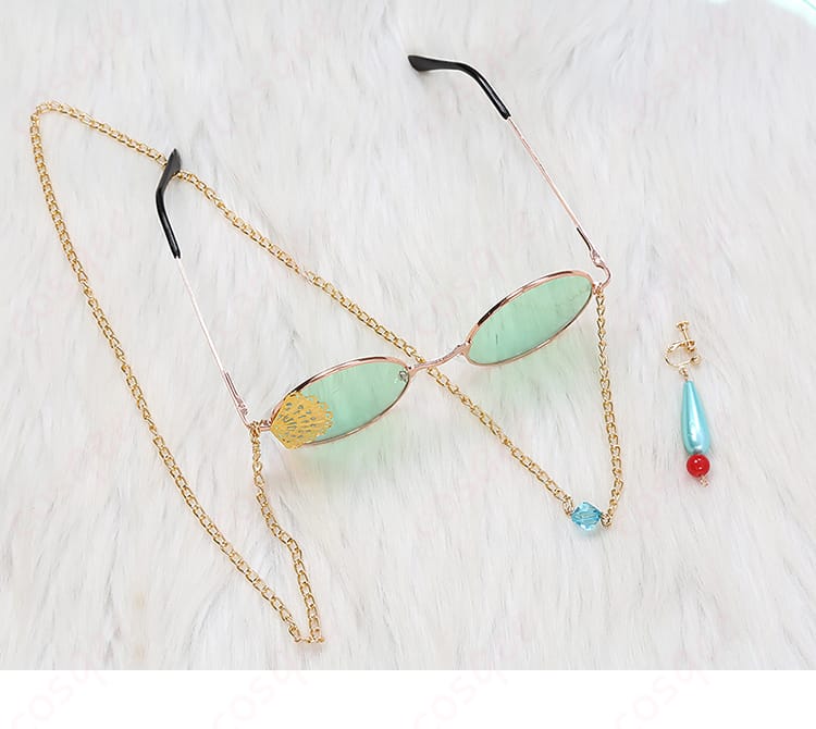 コスプレ衣装の耳飾りと眼鏡の細部。キャラクターの特徴的なアクセサリーが完璧に再現されています。