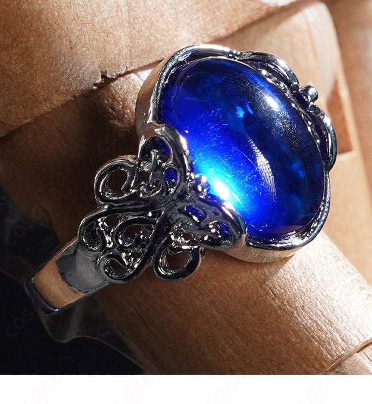 眼の装飾ディテール。コスプレ衣装の細部にこだわりを感じる。