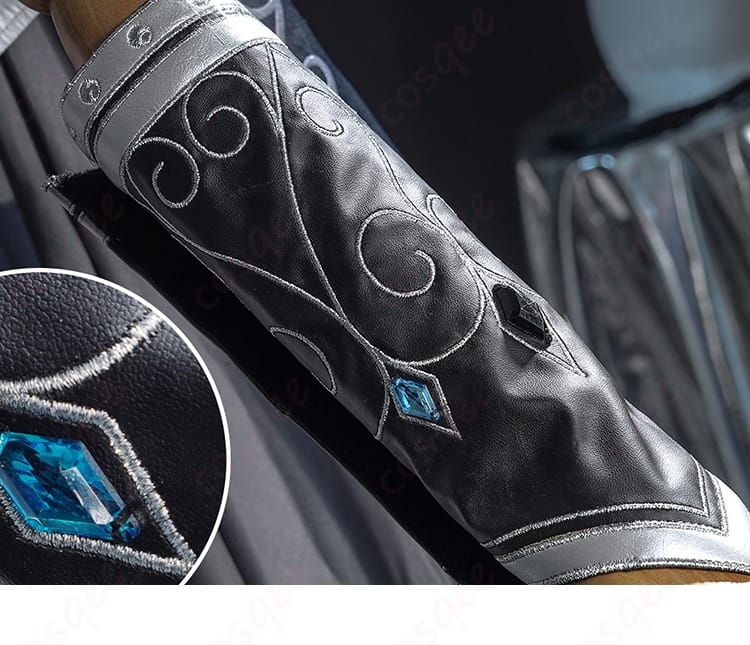 右腕の装飾ディテール。コスプレ衣装の洗練された仕上げ。