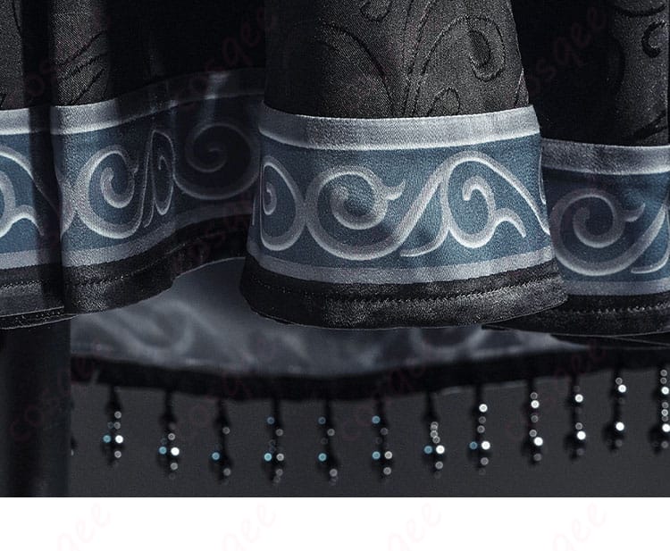 披風の背面装飾ディテール。コスプレ衣装のエレガントなデザイン。