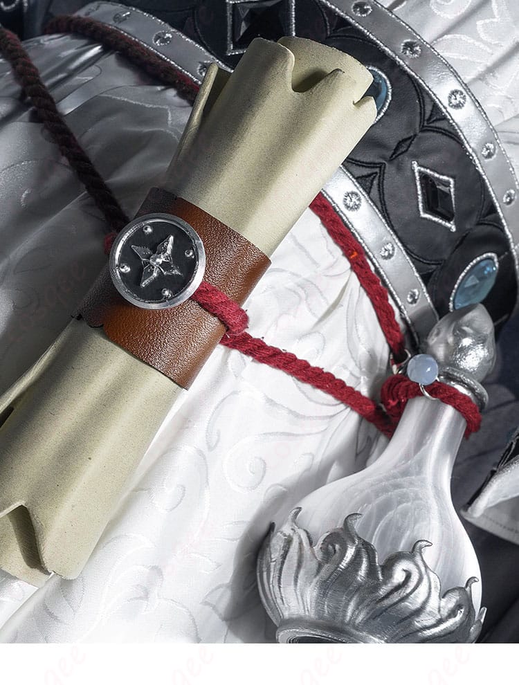 腰間装飾のディテール。フレディ・ライリーのキャラクターに合ったアクセント。