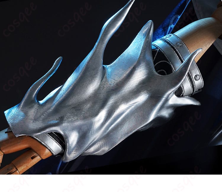 冠と肩・腕装飾のディテール。豪華なアクセサリーがフレディ・ライリーの特徴。