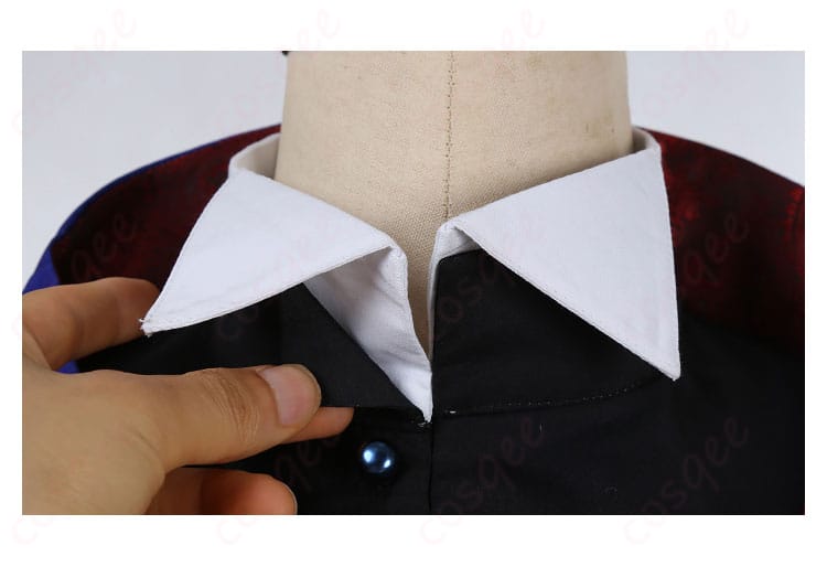 コスプレ衣装の襟元のディテール。完璧に再現されたデザイン、シンプルでありながら特徴的。