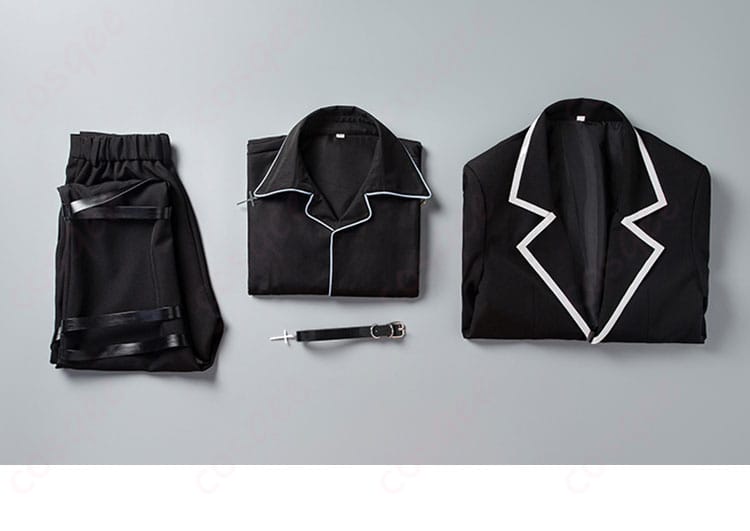 月詠イクト コスプレ衣装のセット内容(コート、インナー、ズボン、チョーカー)を紹介する写真。