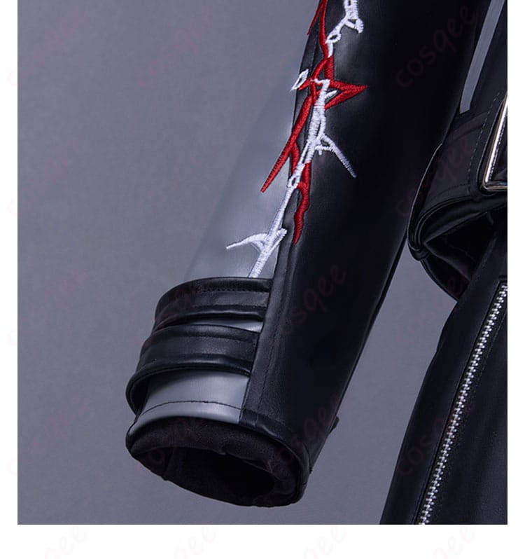 衣袖装飾の詳細。シンのコスプレ衣装の袖部分に施された独特なデザイン。