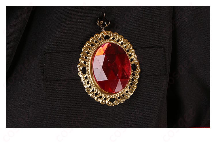 胸前袋に施された赤い宝石装飾の詳細写真