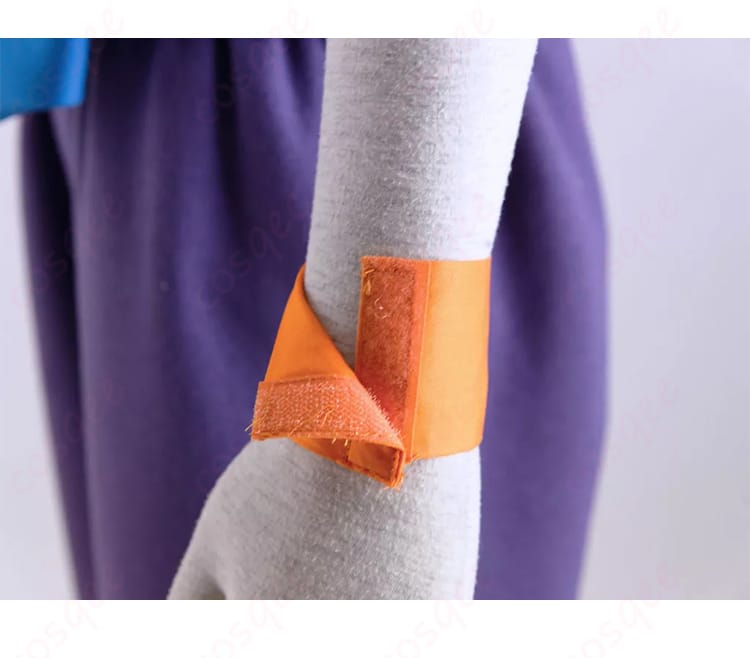 ピッコロの腕飾りのディテール。精巧な装飾が特徴的で、コスプレ衣装の魅力を引き立てます。