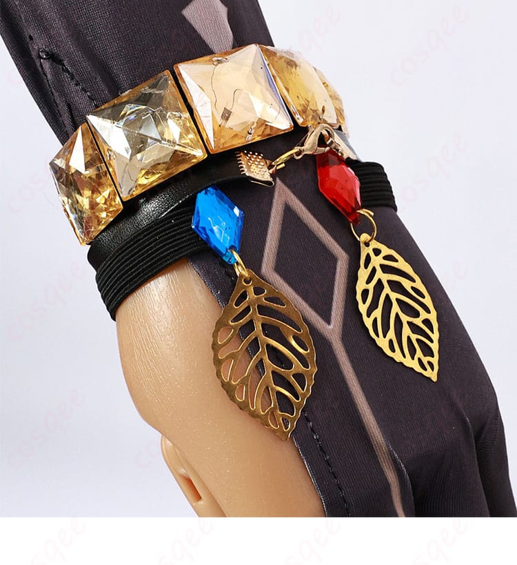 チャスカの腕飾りと手飾りのディテール。細やかな装飾が光る。