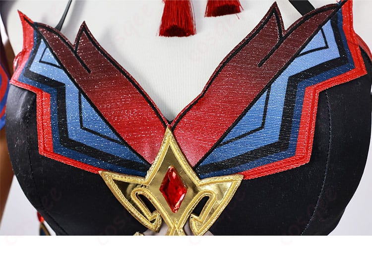 胸元の装飾ディテール。美しい装飾が際立つ。